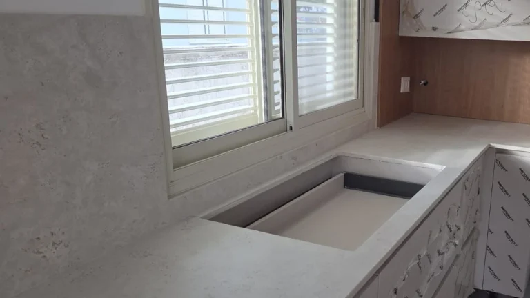 התקנת DEKTON Tk05 Sabbia 12MM במטבח בקריית מלאכי