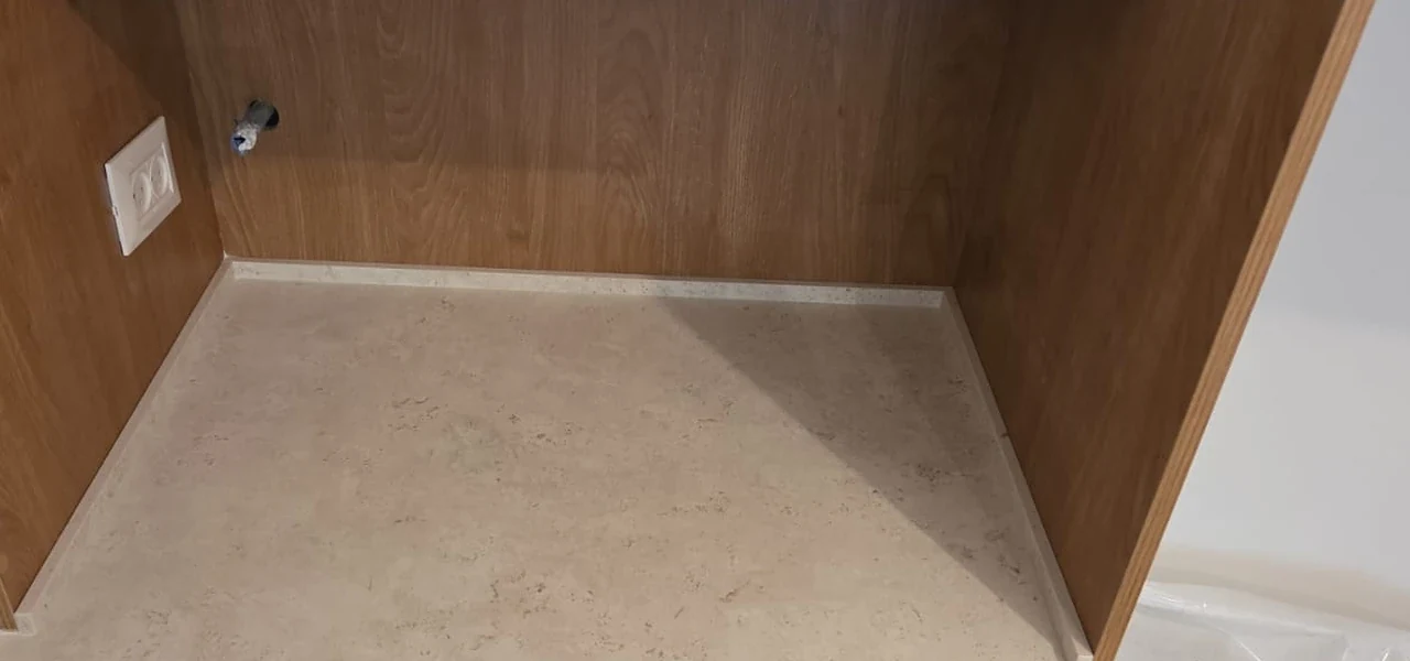 נישה בגוון עץ עם משטח DEKTON Tk05 Sabbia 12MM במטבח בקריית מלאכי