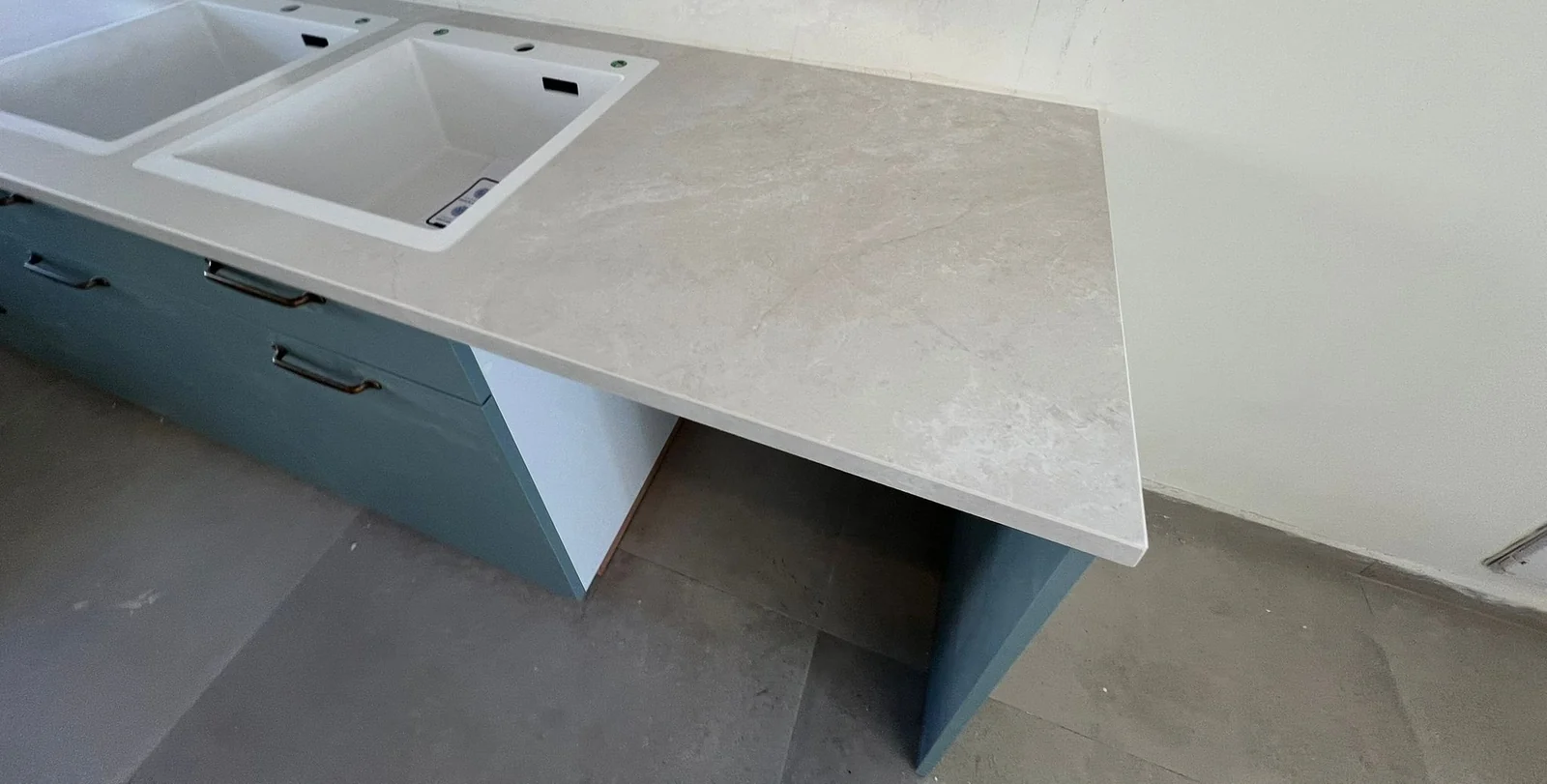 FLORIM FM200 Stone Marfil במטבח בניצן עם שני כיורים ומשטח עבודה בהיר