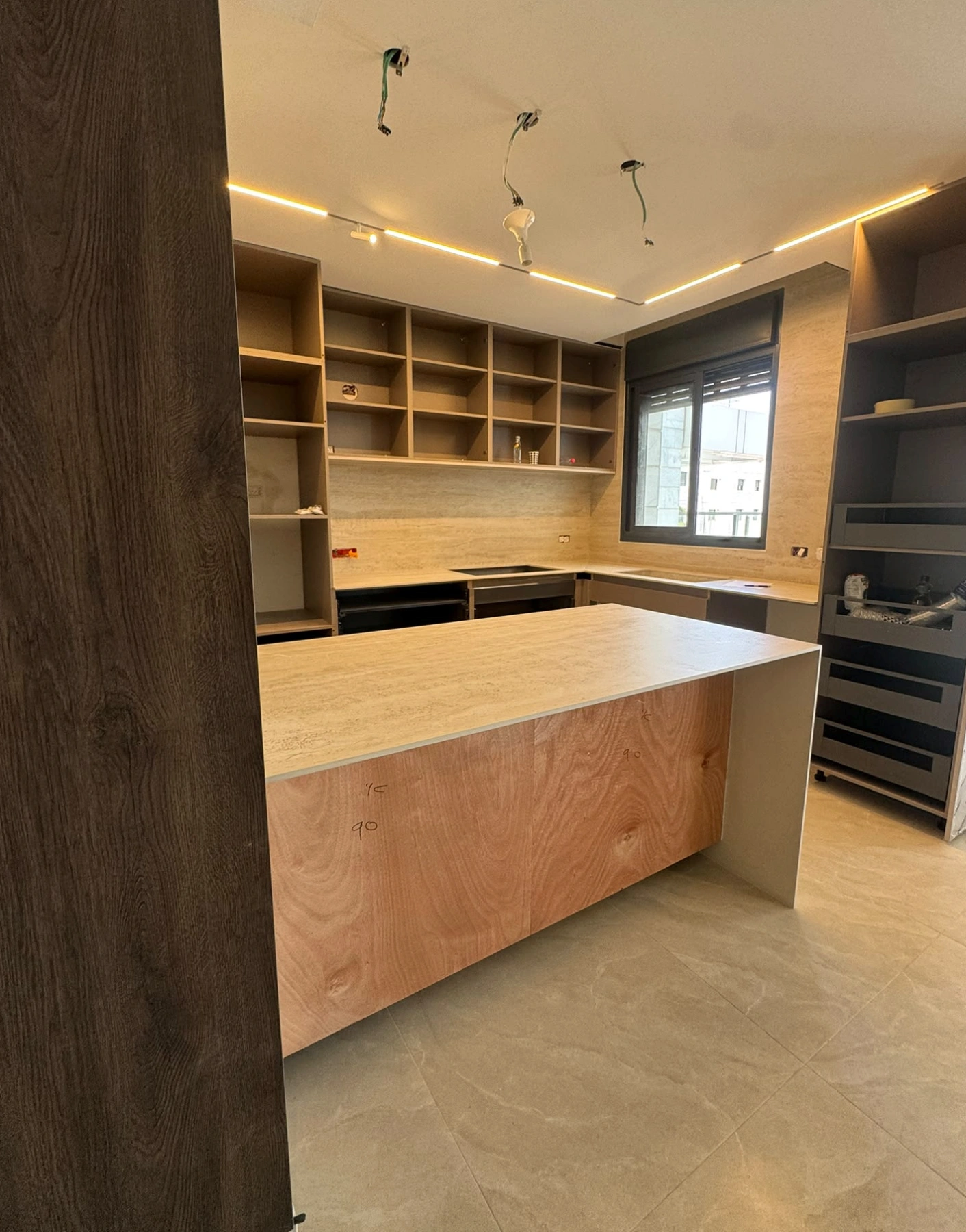 מטבח בראשון לציון עם Travertino Chiaro SE09 INFINITY, אי גדול ומשטחי עבודה תואמים