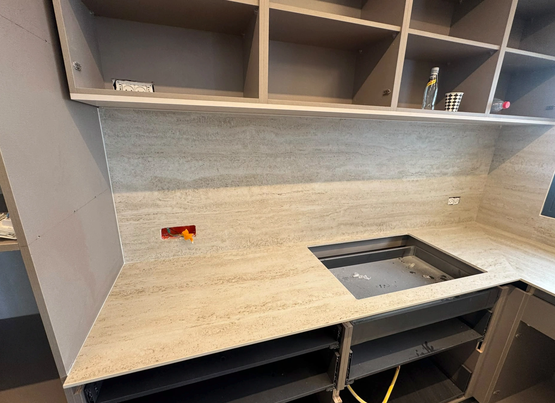 משטח כיור וחיפוי קיר Travertino Chiaro SE09 INFINITY במטבח